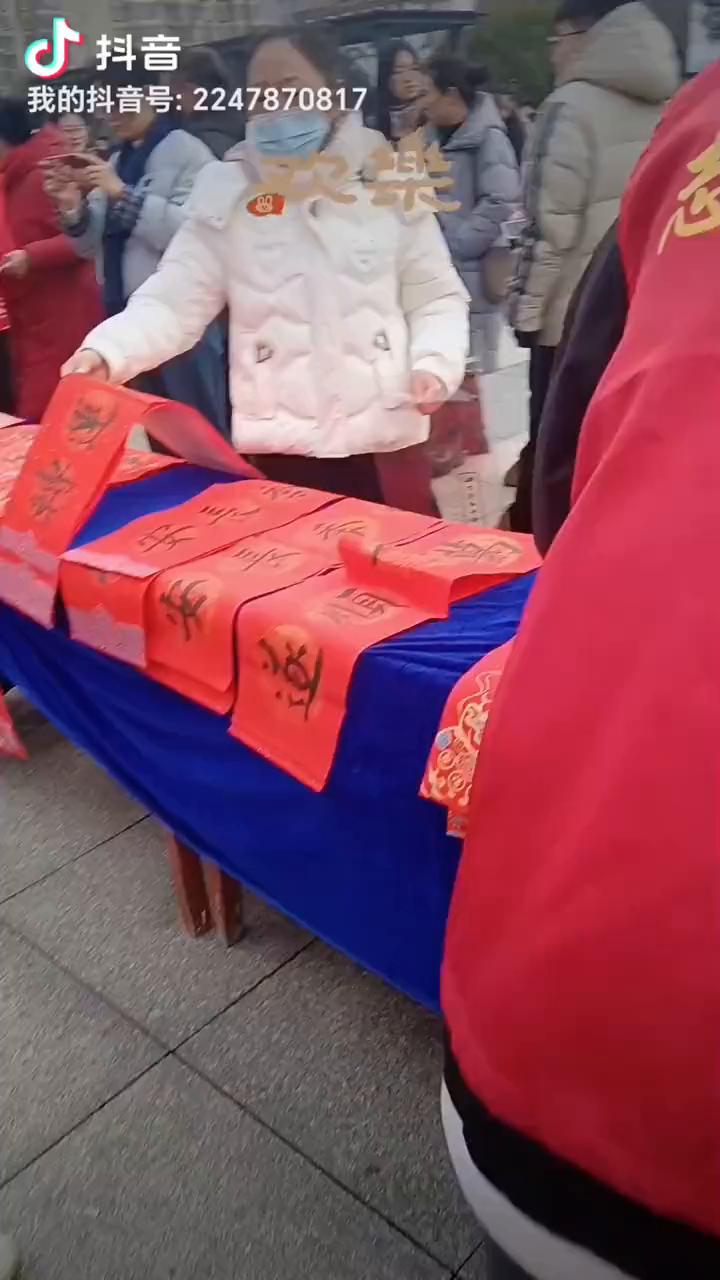 万家灯火辞旧岁，阖家团圆迎新春。祝所有家人们新年快乐，好运来，马到成功，发大财。