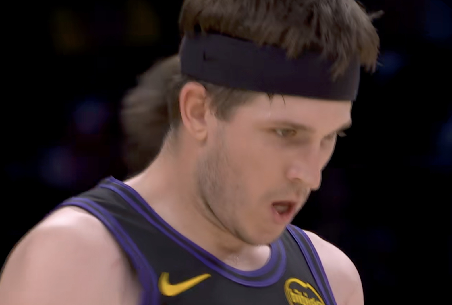 今天的里夫斯：20投10中 三分球10中4 罚球9中731分7篮板8助攻1失误森