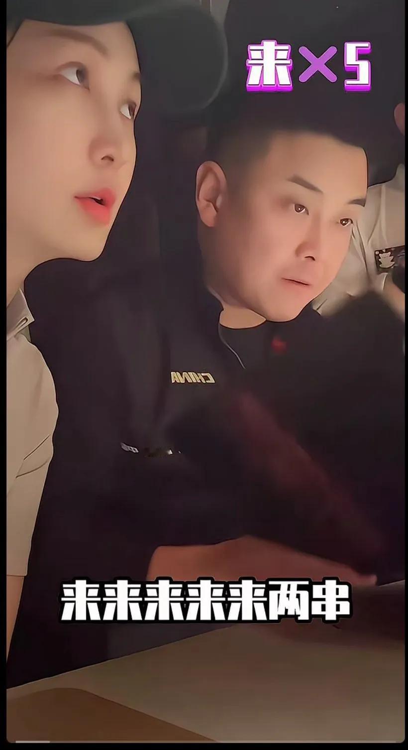 皓哥真的过二人世界还不忘关注球挑比赛[捂脸]，这操心的命
出来吃饭还在看乒乓球比