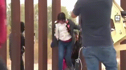 真是有人的地方就有江湖，看着这护送的蒙面大哥，很警惕地环顾四周，这是从战火中捞人