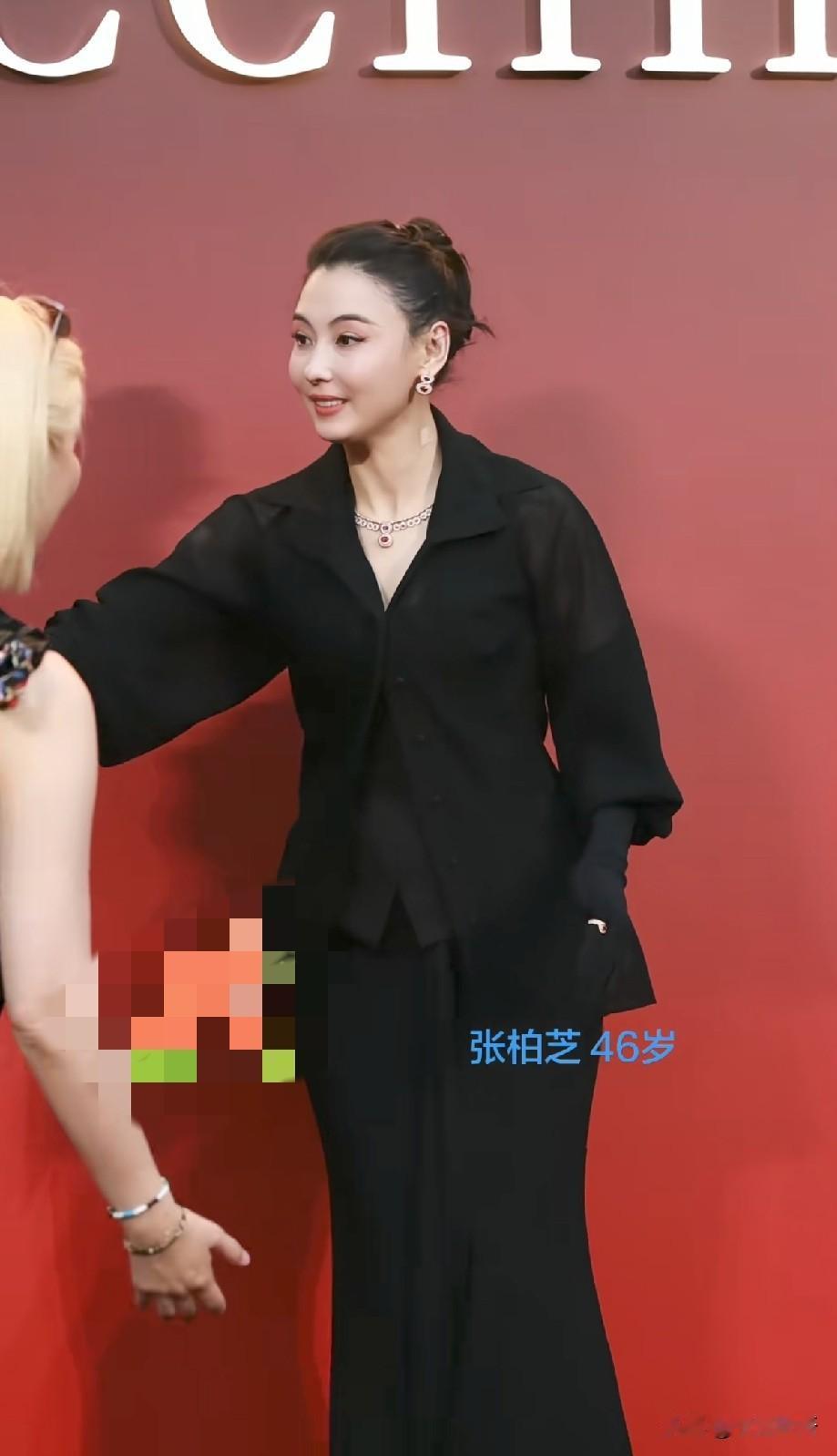 46岁张柏芝杀疯了！黑西装造型又美又飒，生图状态碾压全场
 
谁懂啊！张柏芝这状