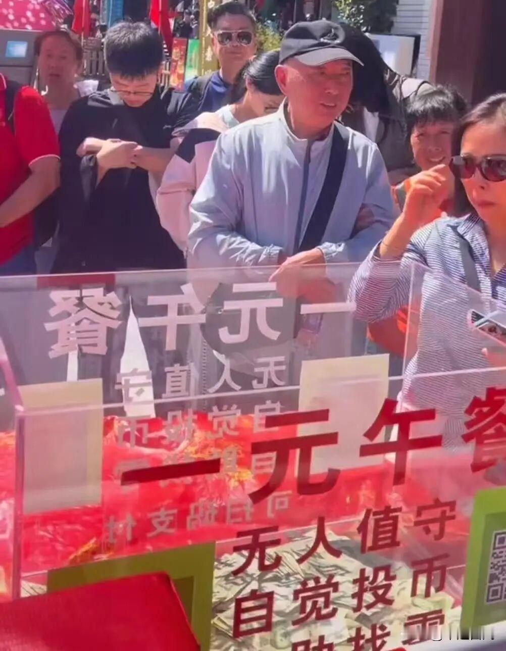 河南大多景区的娃哈哈水2元和超市一个价，去过很多景区都是5元甚至更多。
9月30