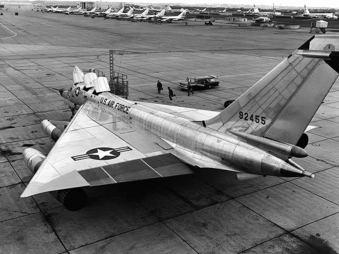 【军武天地·历史影像】

B-58“盗贼”是第一款能够持续以2马赫速度飞行的实用