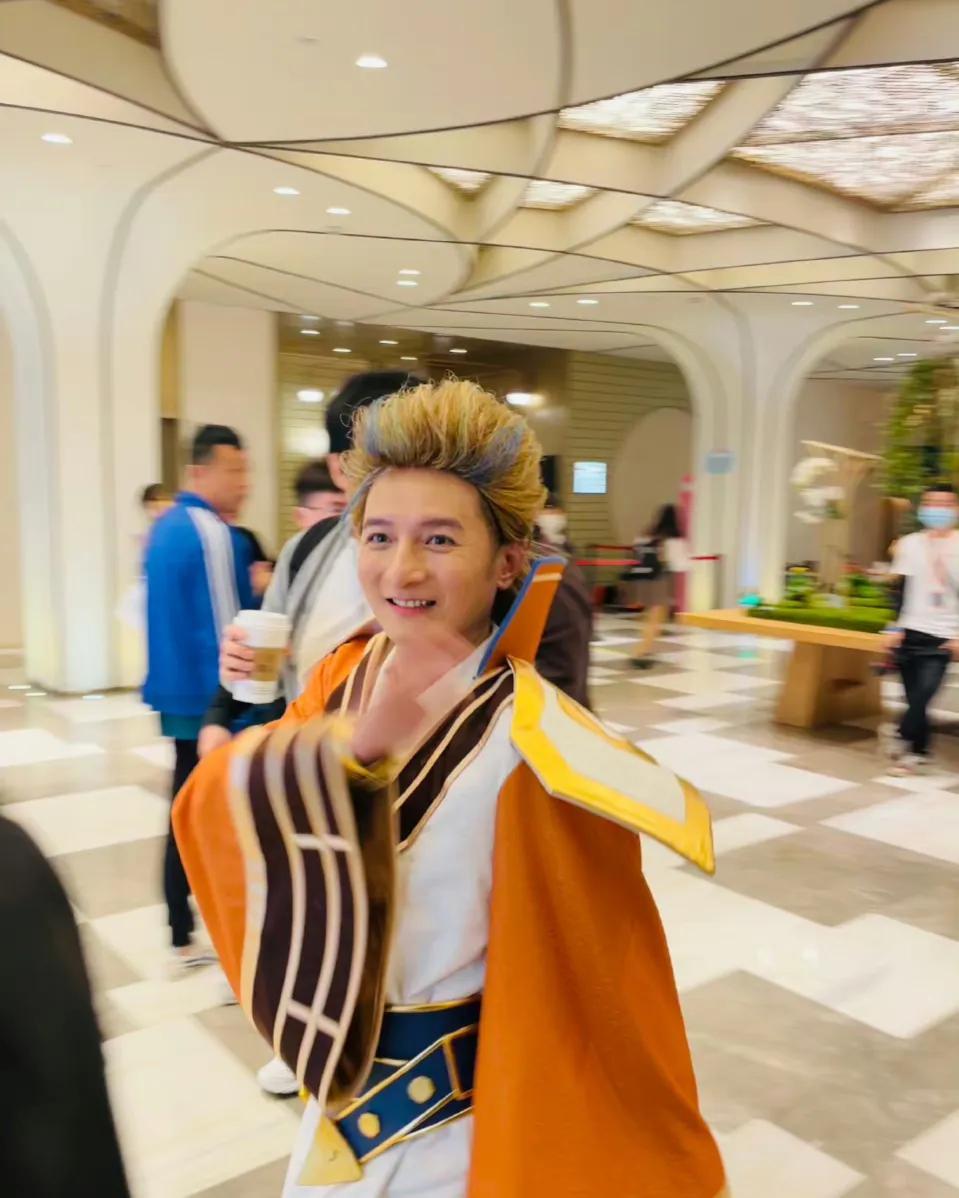 李维嘉、徐正溪、王霏霏、丁真萌探3路透，李维嘉一头金毛，这是打算演金毛狮王还是妖