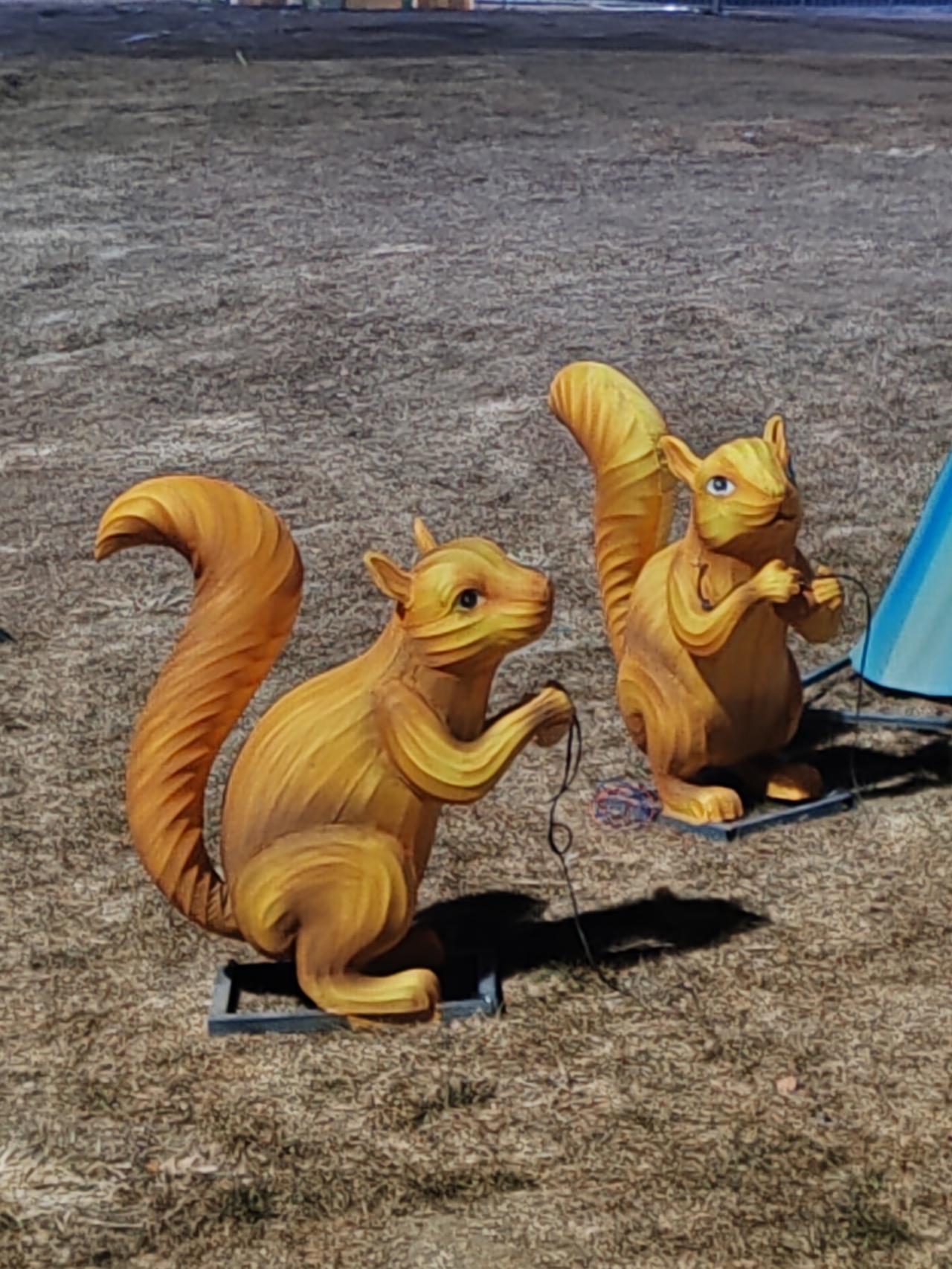 上联：岁岁平安如意到，对下联年年富贵好运来