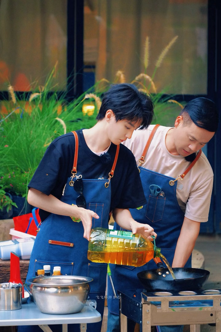 王俊凯也不能接受爱好变成工作 王俊凯在中餐厅里说“我好久好久没做饭了”，被问到以