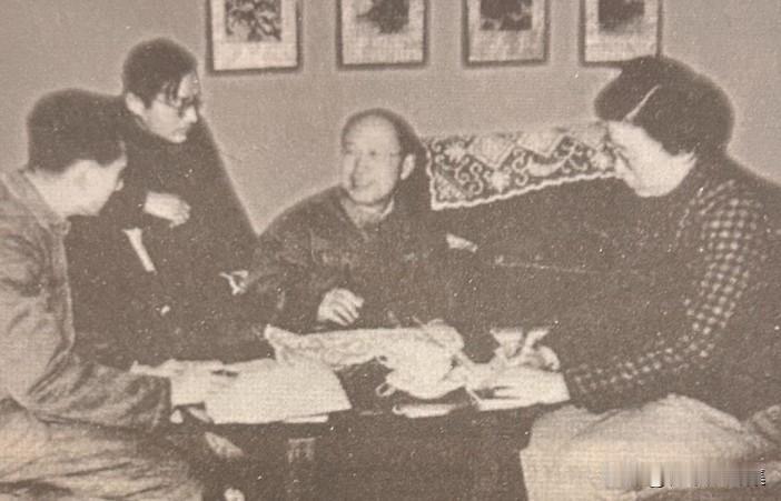 1957年11月，钱学森参加十月革命40周年庆祝活动。在莫斯科期间，苏联于11月