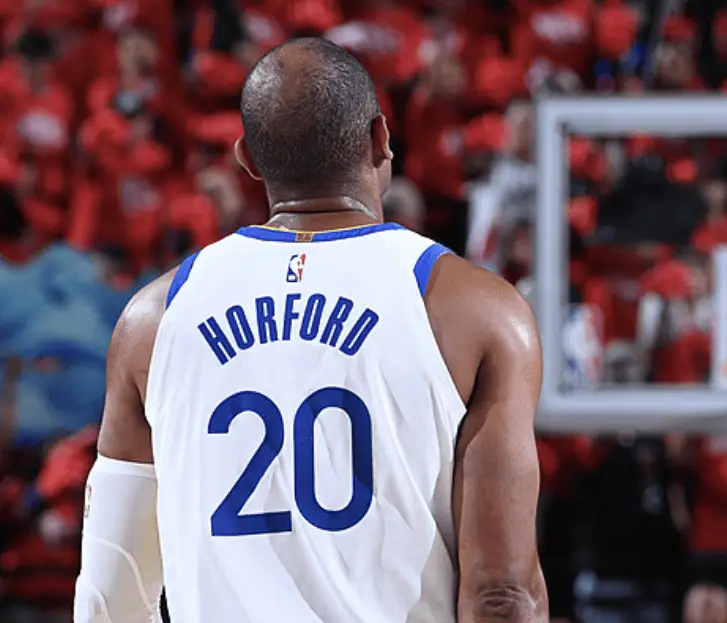 库里谈霍福德末节连中4记三分：到了赢球时刻，冠军就是会做到这些。勇士淘汰快船金州