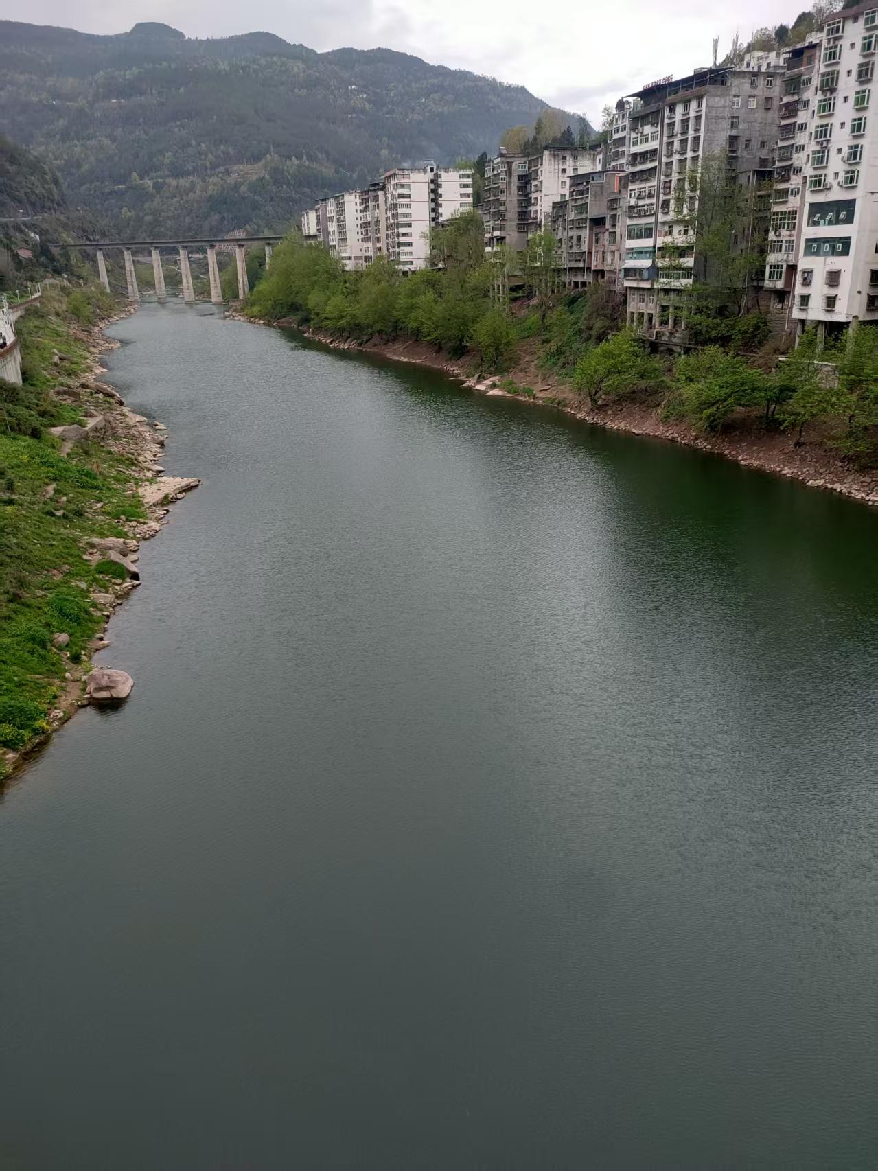 风景秀丽的地方
这里山清水秀，景色不错吧！