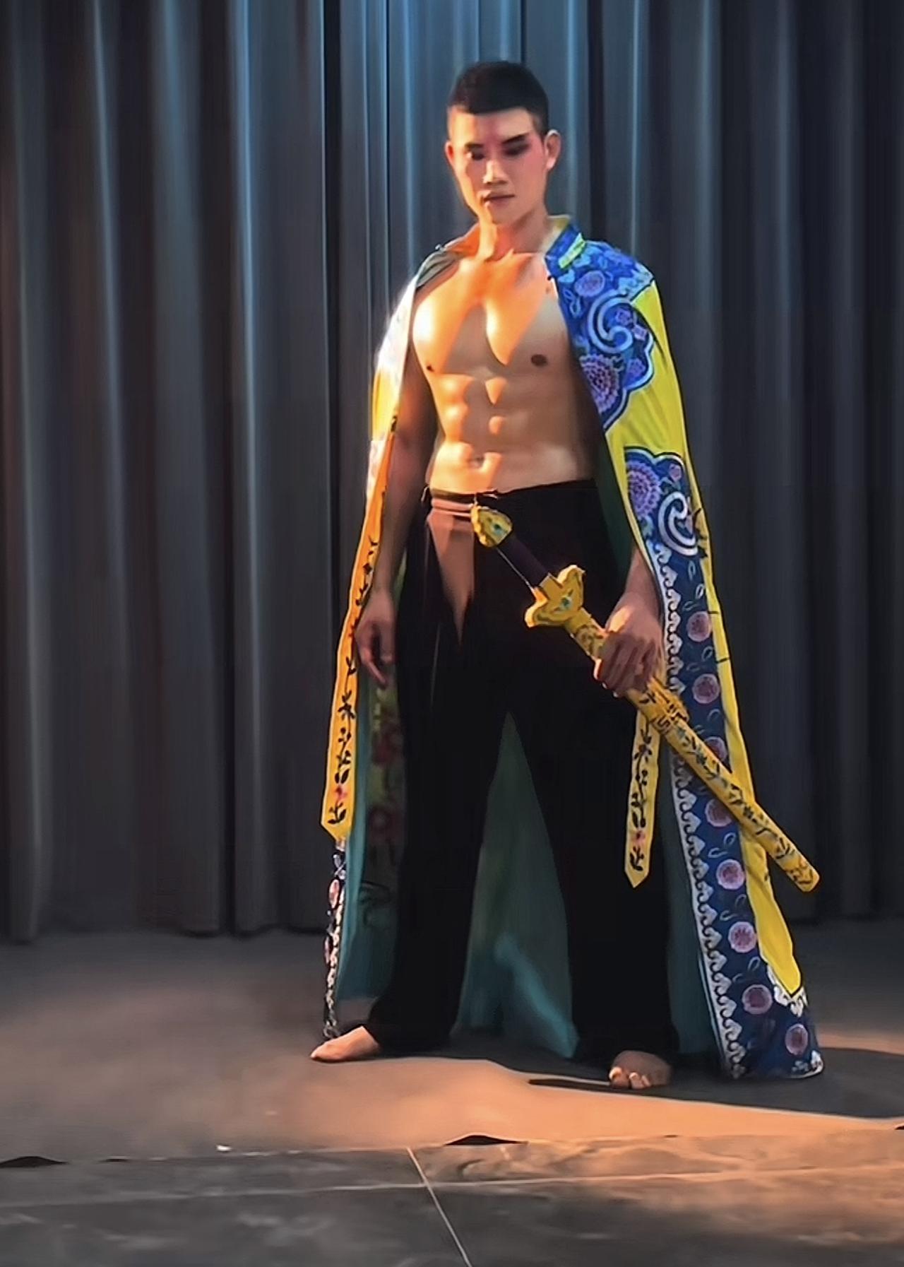 嘎子谢孟伟这一次挑战京剧了，从妆造可以看到，但还是很喜欢展示自己的肌肉，毕竟他的