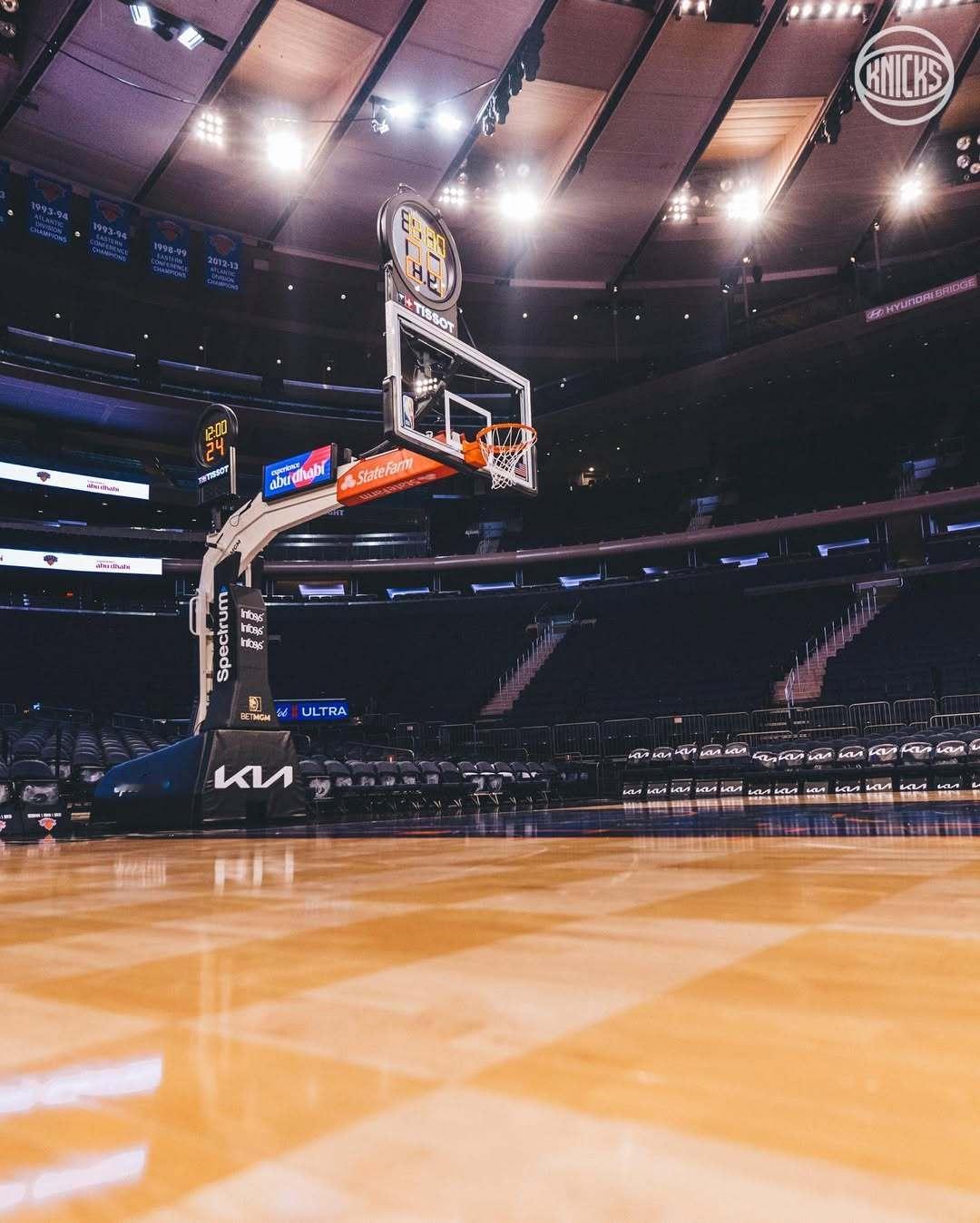 任嘉伦任嘉伦nba马力全开 所以嘉伦哥是连看两场尼克斯主场比赛，今天活塞，活塞这