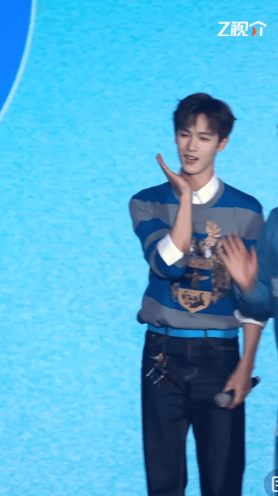 李昀锐笑的很甜跳的很搞笑李昀锐好健康的舞步 李昀锐跑男发布会跳舞，笑的软乎乎，跳