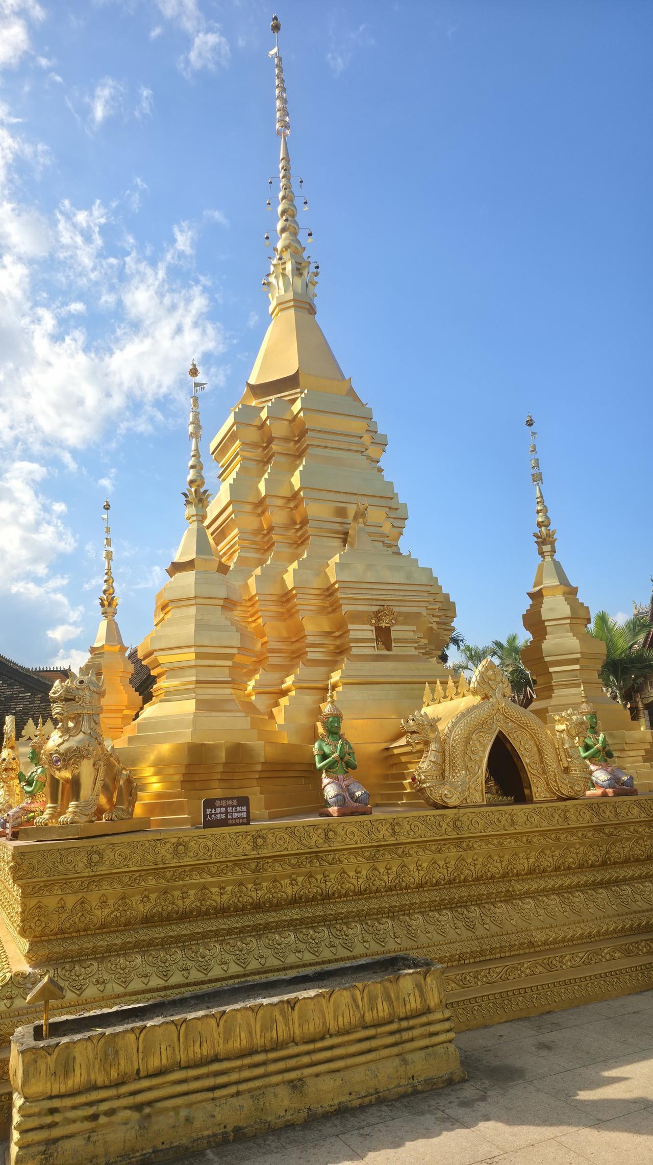 西双版纳那些金碧辉煌的建筑，真的太惊艳了！就拿曼听公园的总佛寺来说，一进去就能看