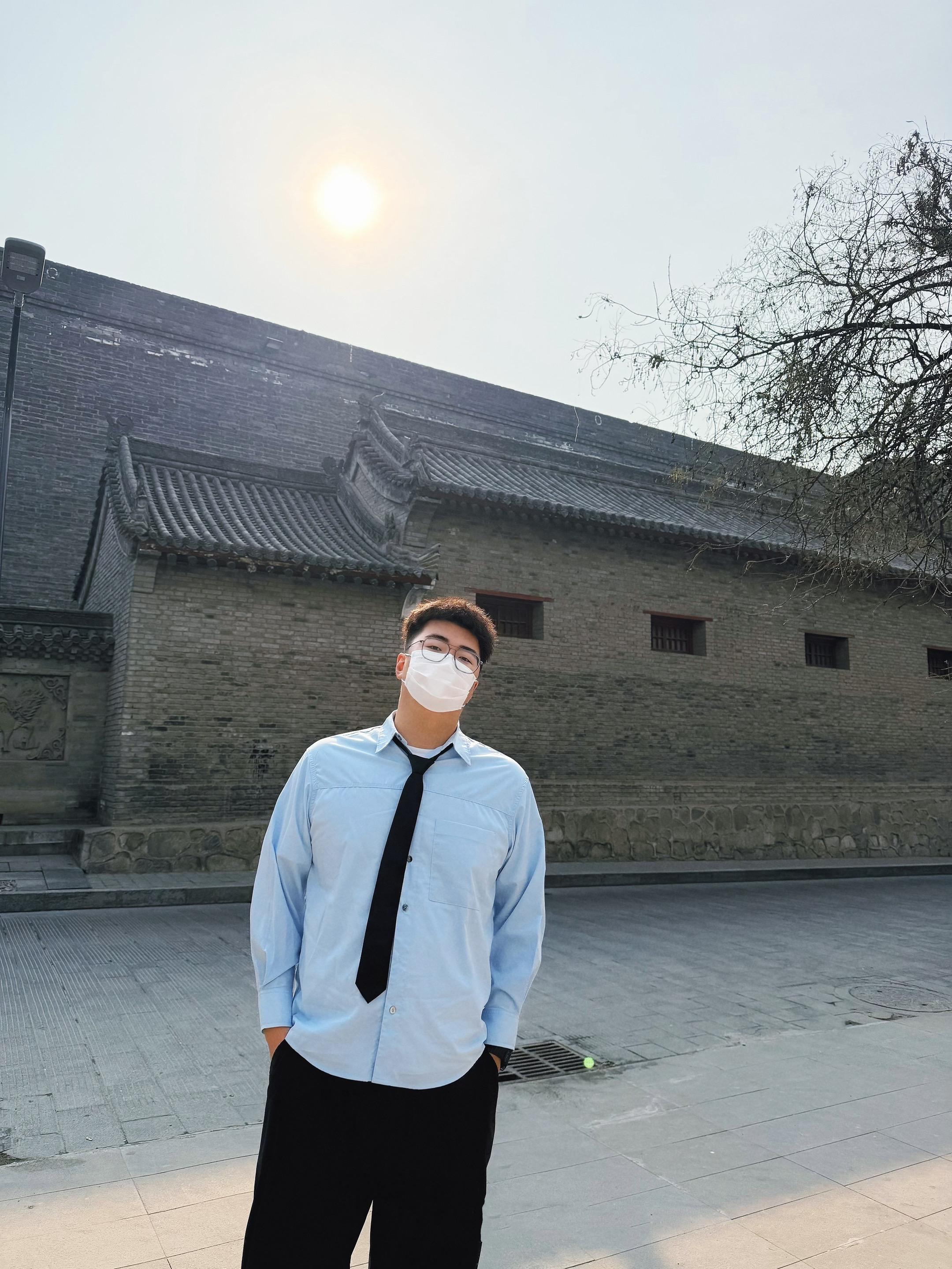上次穿衬衫还是上次。
