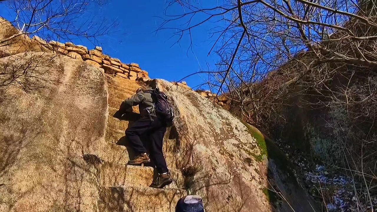 🌄徒步时总觉得绕远的路，爬上山顶才发现，那些看似曲折的风景，恰恰是抵达内心平静