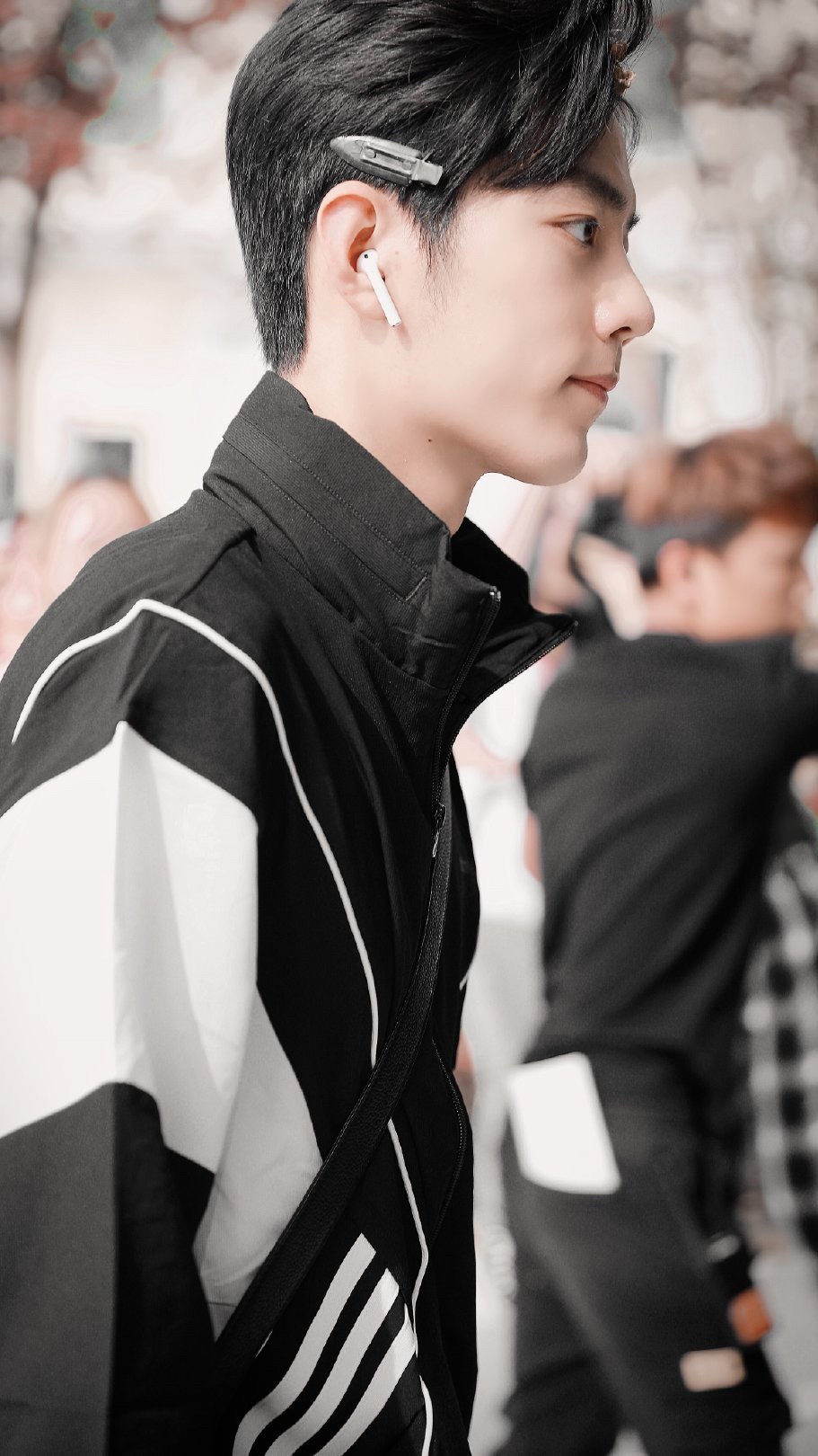 可爱的小夹子~这身运动造型超级帅！行走的衣架子！肖战智答初一不洗头📮肖战提前祝