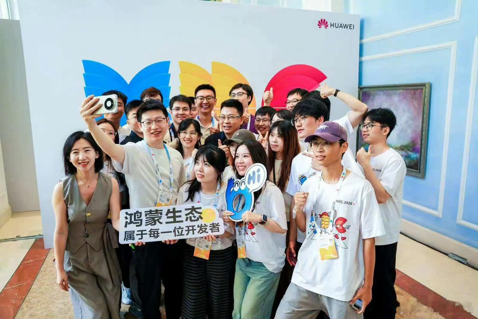 00后做鸿蒙应用月入50万 别再觉得敲代码是互联网大厂员工的专属了，现在的造富风