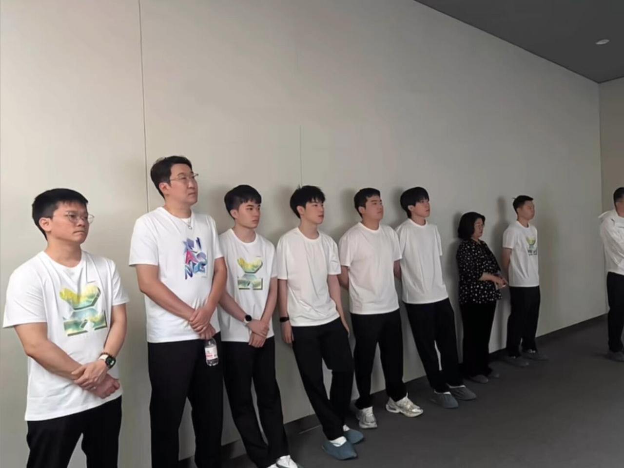 不知道的以为在“罚站”，实际上在听讲解！
这要是搁学生时期，一看都是乖巧懂事的学
