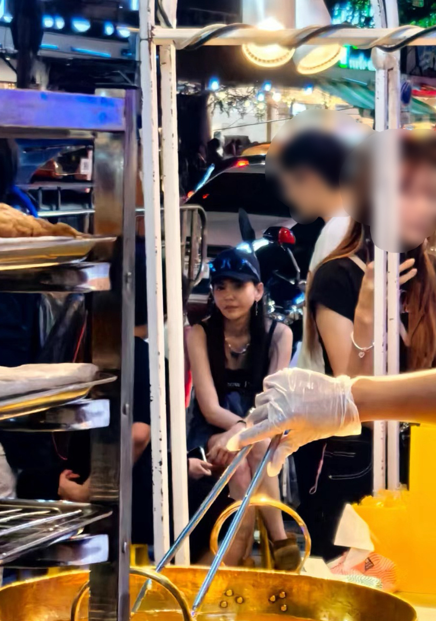 网友在曼谷偶遇于文文，松弛感满满，玩的开心呦！[爱慕] ​​​