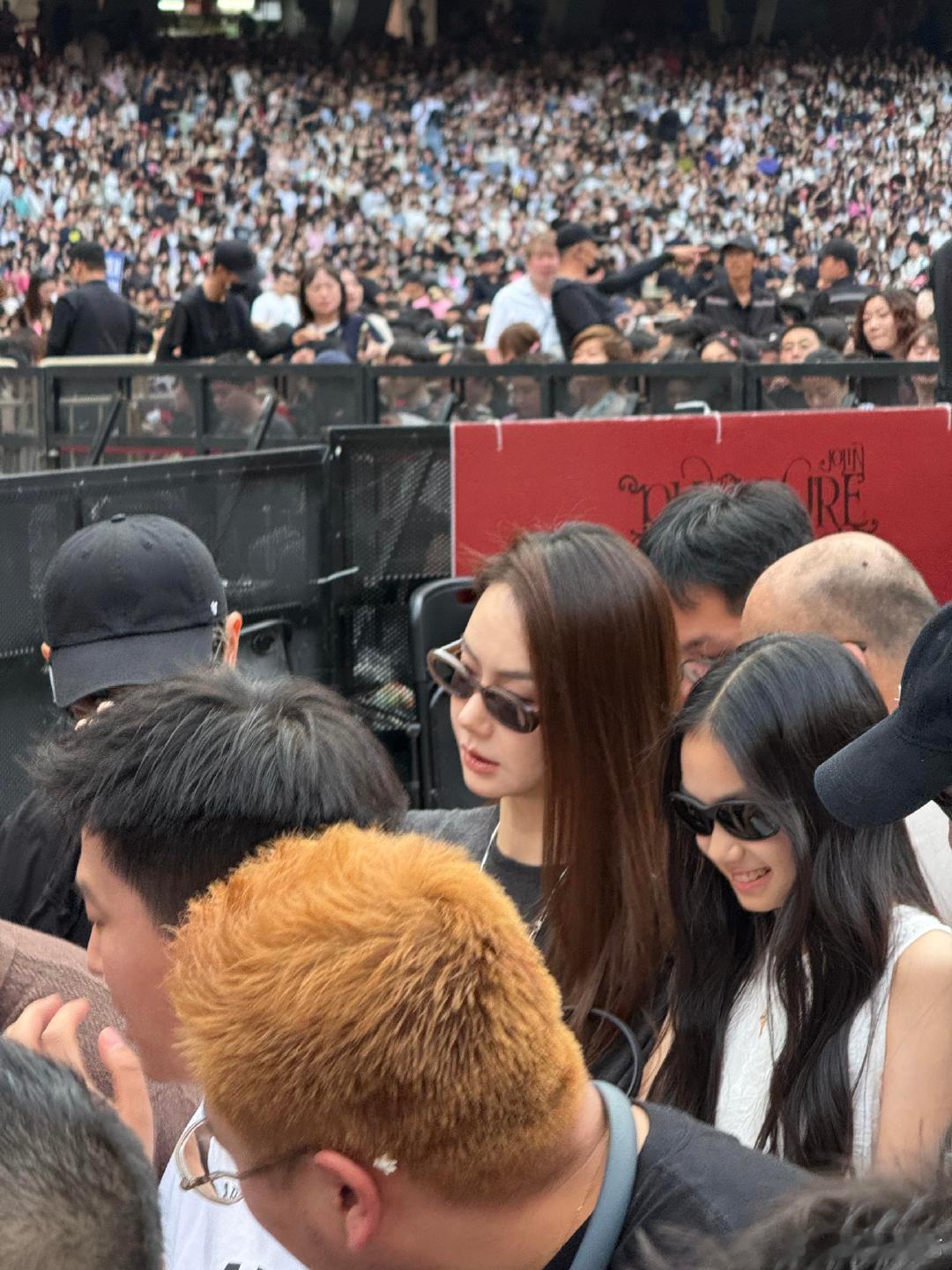 戚薇李承铉女儿11岁近照 11岁的Lucky，戚薇完全生了个迷你版的自己！  1
