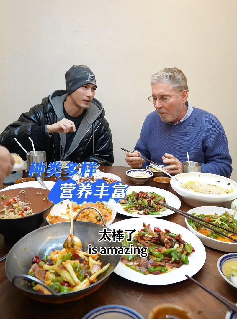 混血歌手米卡带老外爸爸吃云南菜，直接点了10道菜，酸角汁一喝就上头。
他带爸爸来