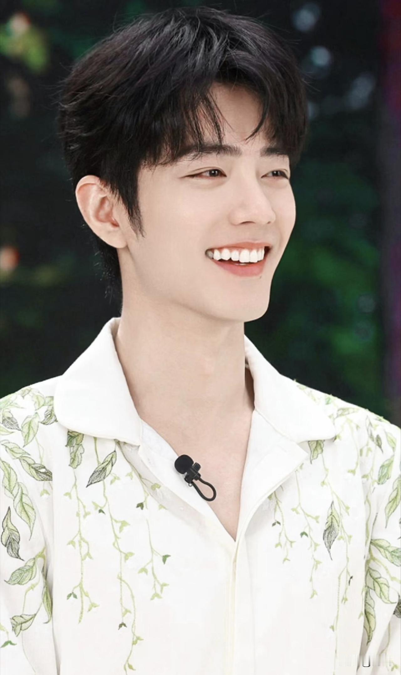 两人属于完全不同的颜值风格，各有特色，没有绝对的高低之分
肖战
气质温润清秀，五