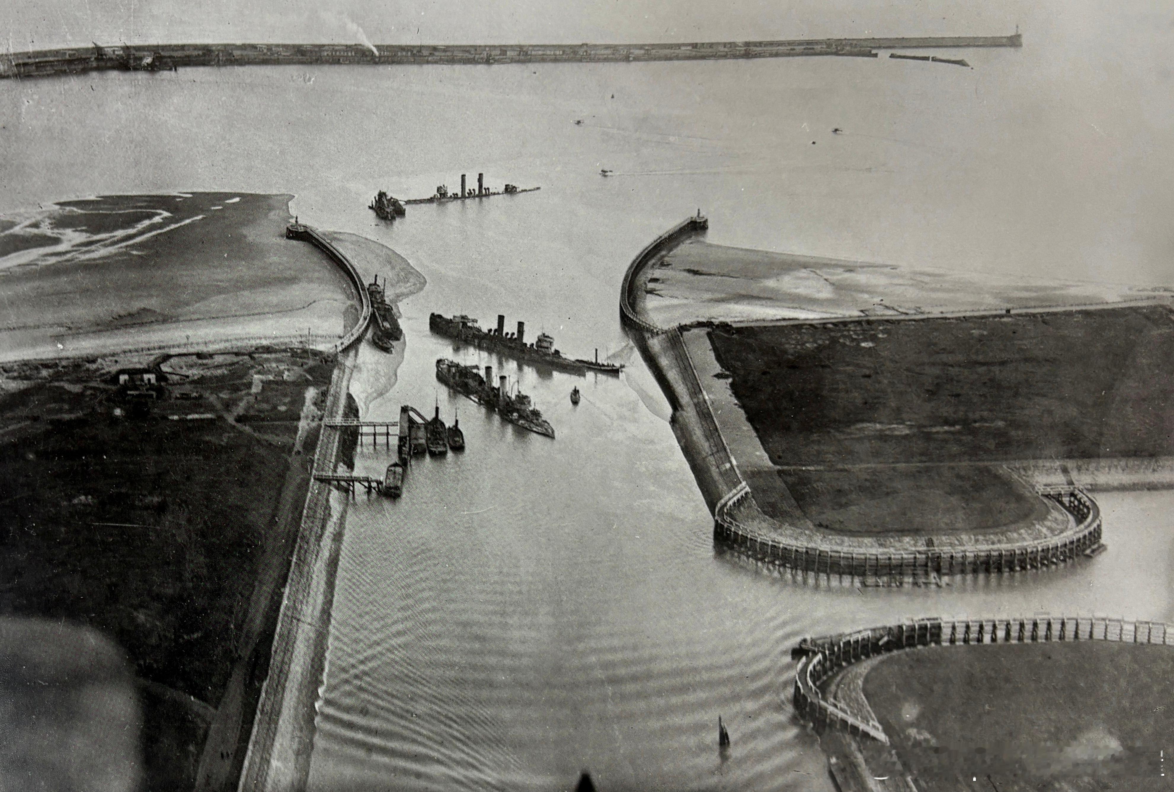 1918年4月三艘英国巡洋舰HMS Thetis“泰西斯”号、HMS Intre