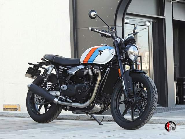 2025款凯旋Speed Twin 900上市，售价8.79万元。该车定位中量级