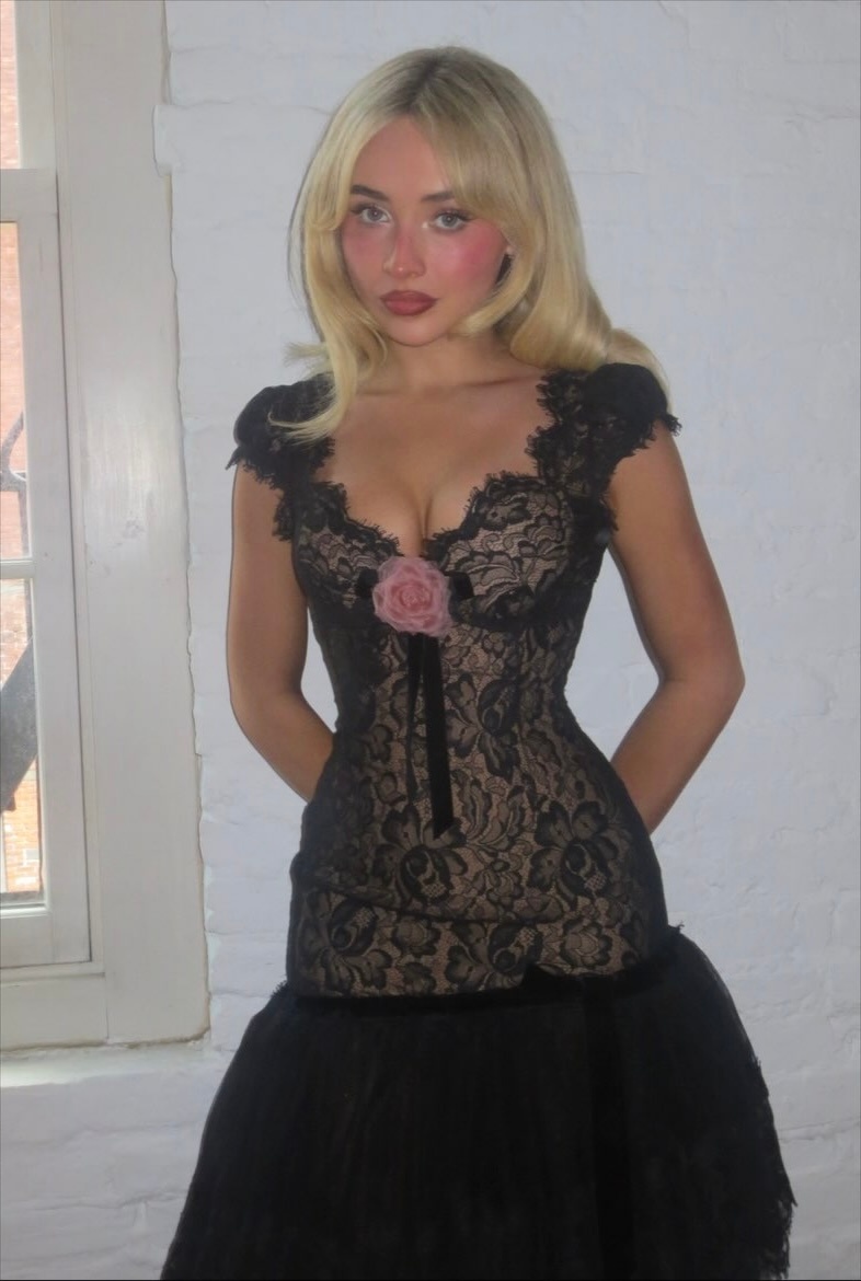 美！匠妹Sabrina Carpenter参加霉霉婚礼造型曝光