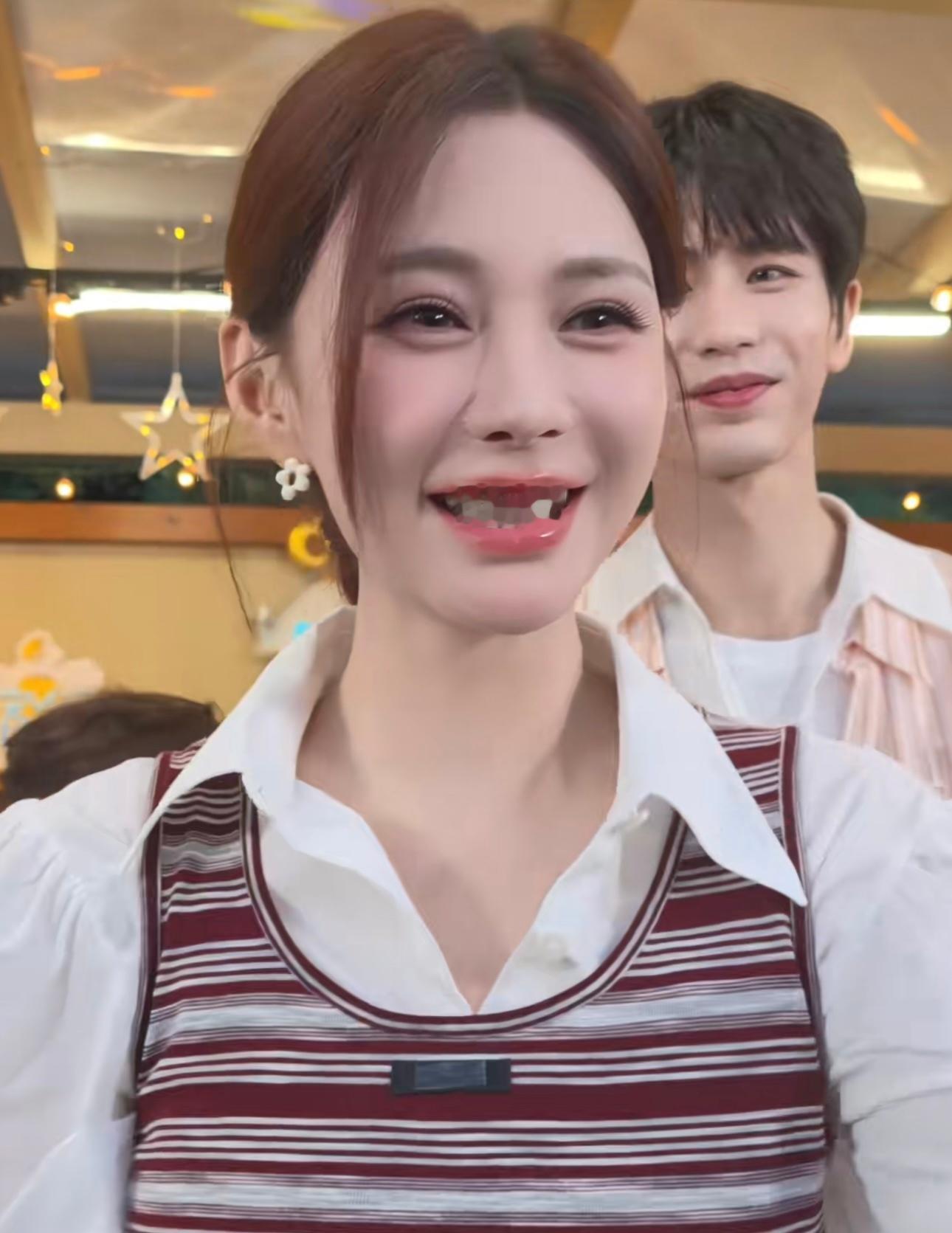 杨迪推沈梦辰靠近张凌赫沈梦辰张凌赫同框沈梦辰脸上的笑容不像是演的，我要是站在我担