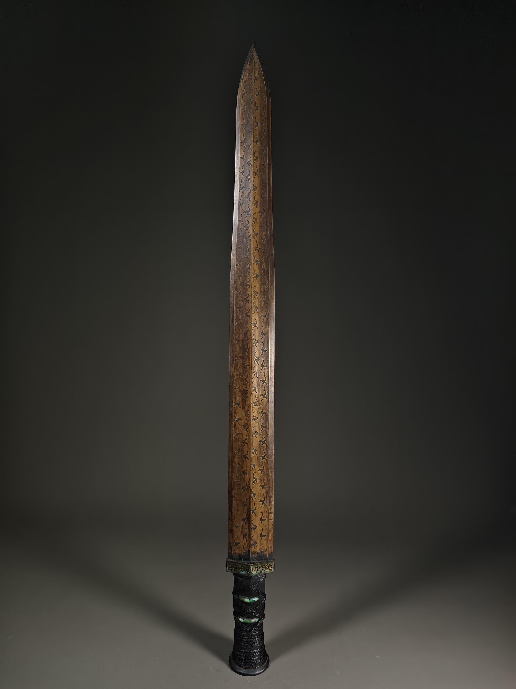 青铜剑。古铜剑，是中国古代的一种兵器。青铜剑是在早期商朝时期由青铜铸造...