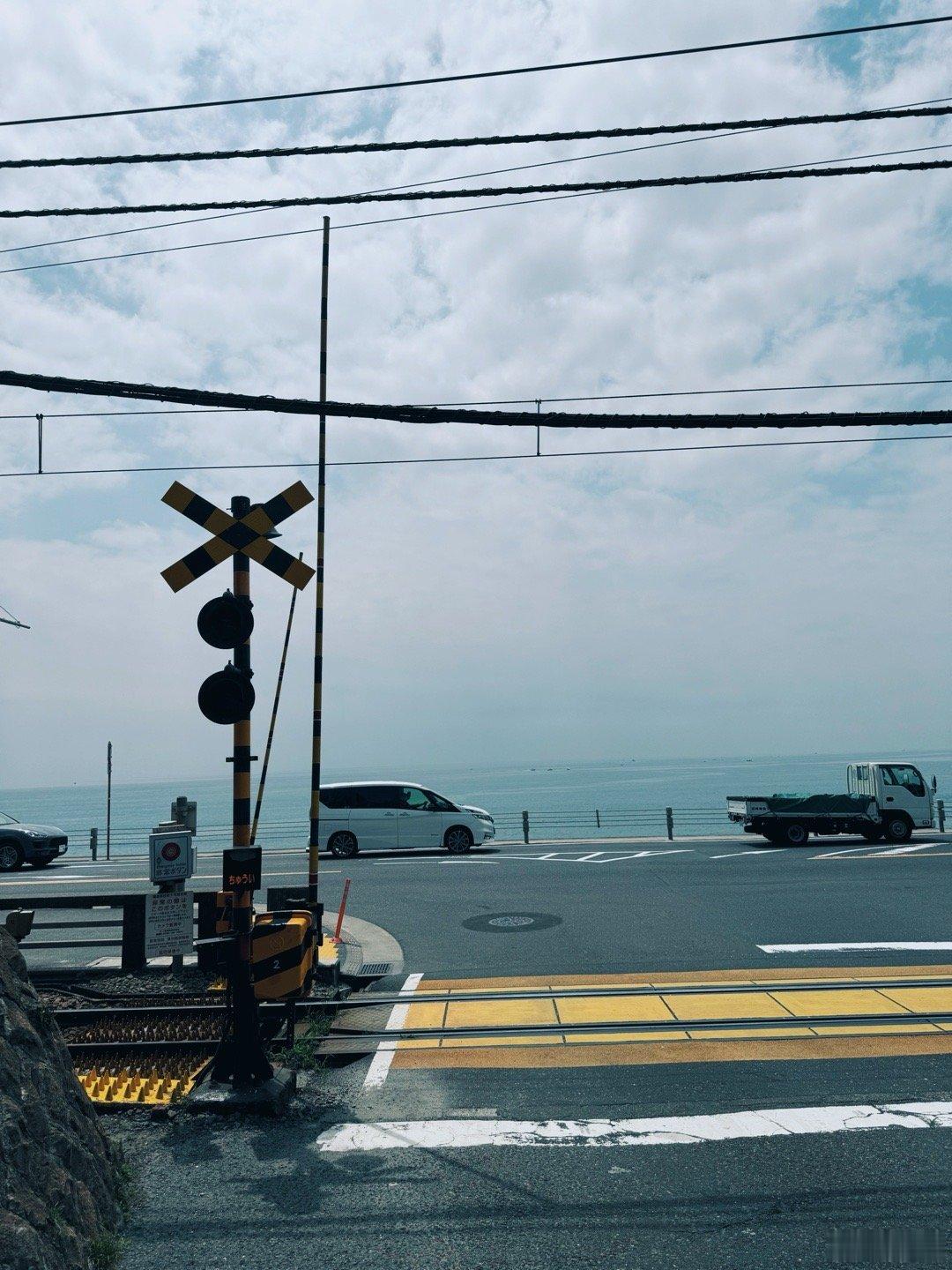 中国女游客在日本被撞身亡最新进展 这种比较古老的火车和公路的交汇口，在国内大中型