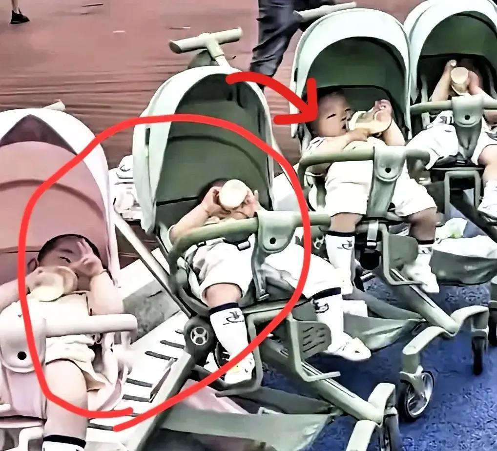 2025年4月5日，上海一对90后夫妻在地铁上被拍到带三胞胎出门，一人推一辆婴儿