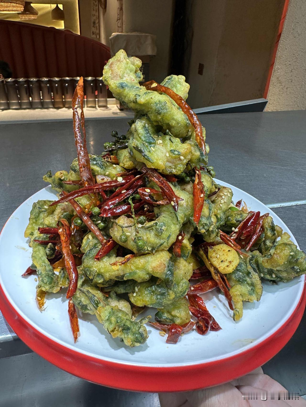嗄嗄好吃的糊辣葱香肉
1选材要求：选⽤新鲜排⻣⾁

处理步骤：
清洗后顶⼑切成⻓