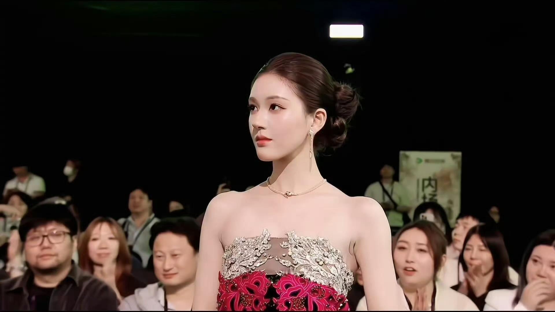 许妍回来了真女王了，妍妍归来。 