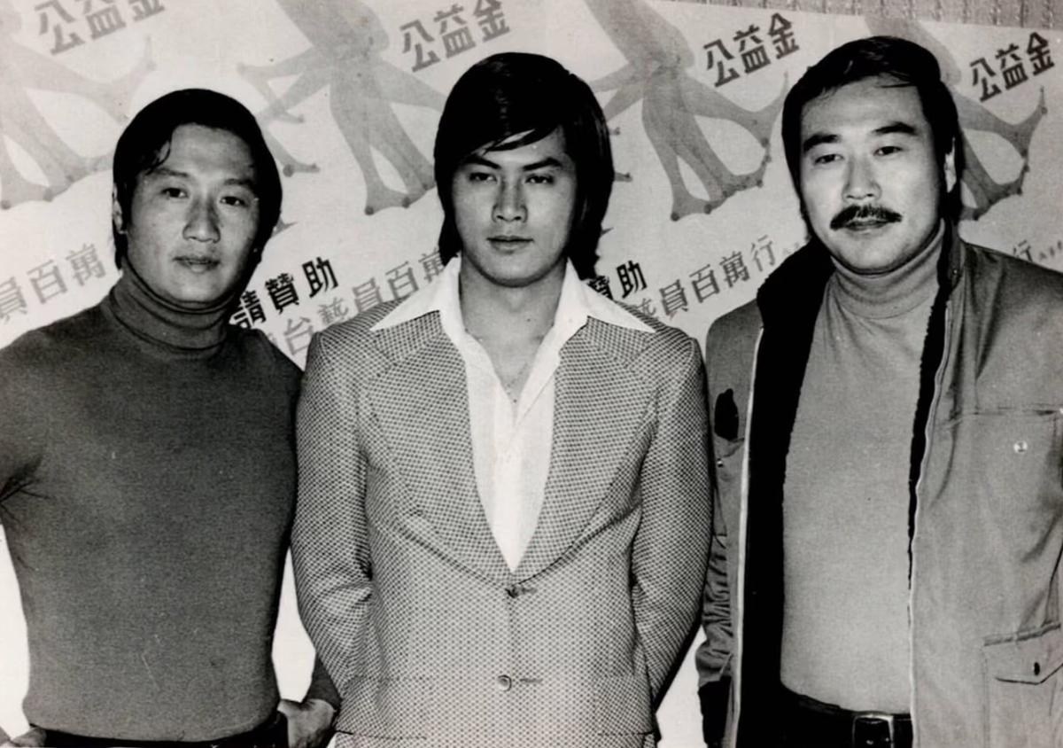 翻到了谢贤，邓光荣和张冲的这张旧合影，三个人也是银色鼠队团队的成员，私下交情很好