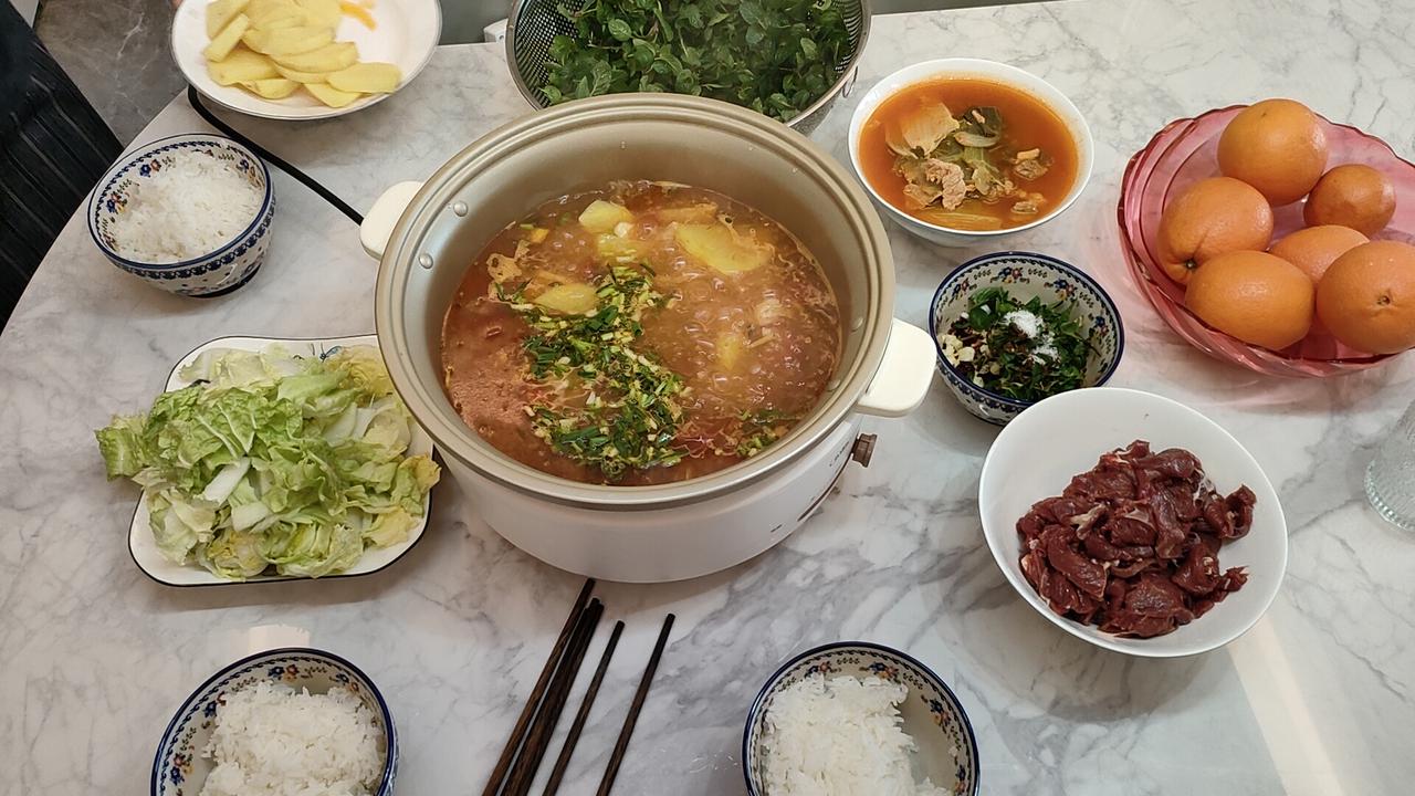 晒图笔记大赛 吃酸汤火锅一定要配米饭，把酸汤浇在米饭上，我能炫两大碗！大家有空来