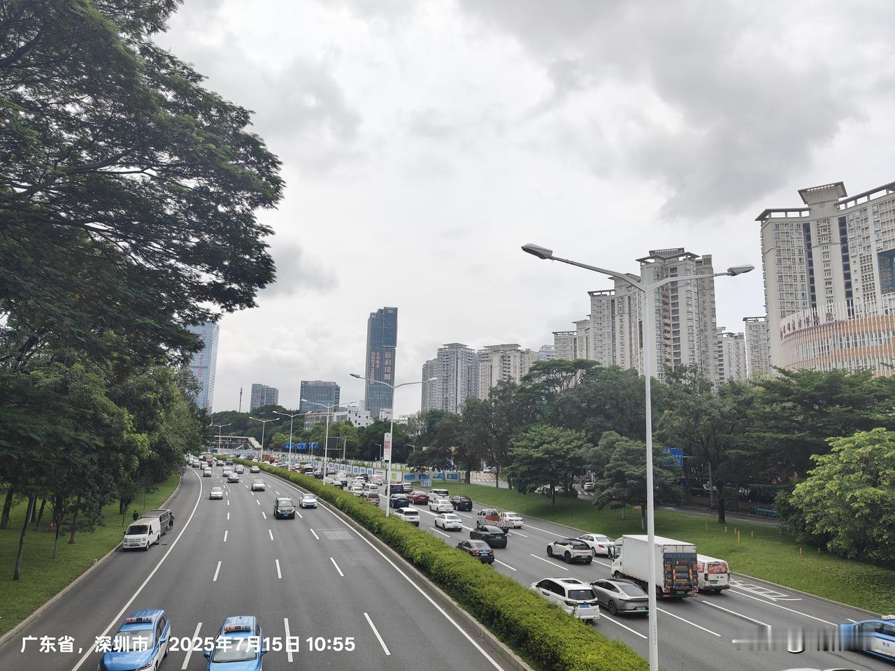分享一张自然风景的照片，站在行人过道的桥上，车水马龙川流不息，都市的印象只剩下喧