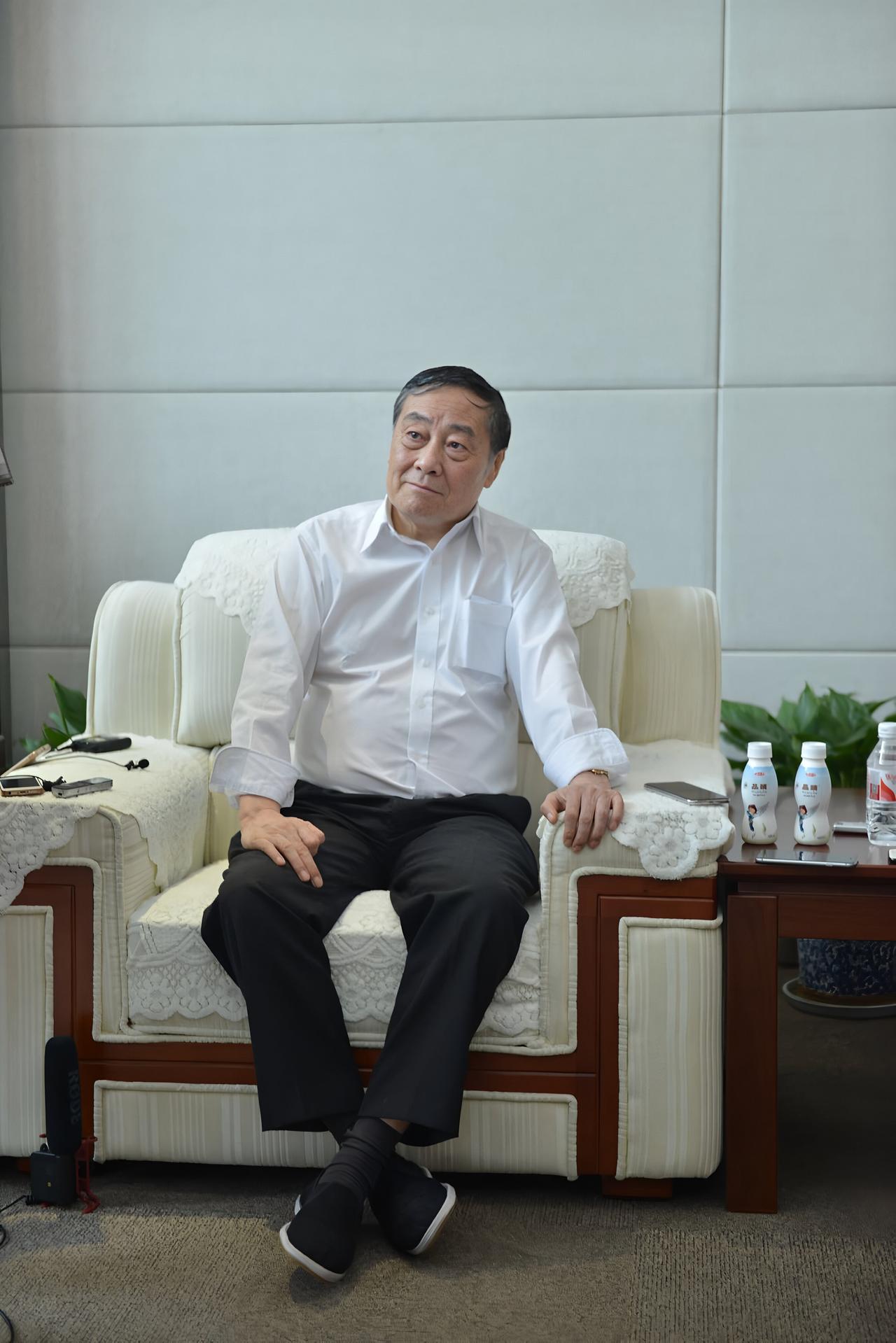 宗庆后在谈及自己婚姻的时候，并没有表现出对妻子有多么关爱，反而是提及他年轻时很帅