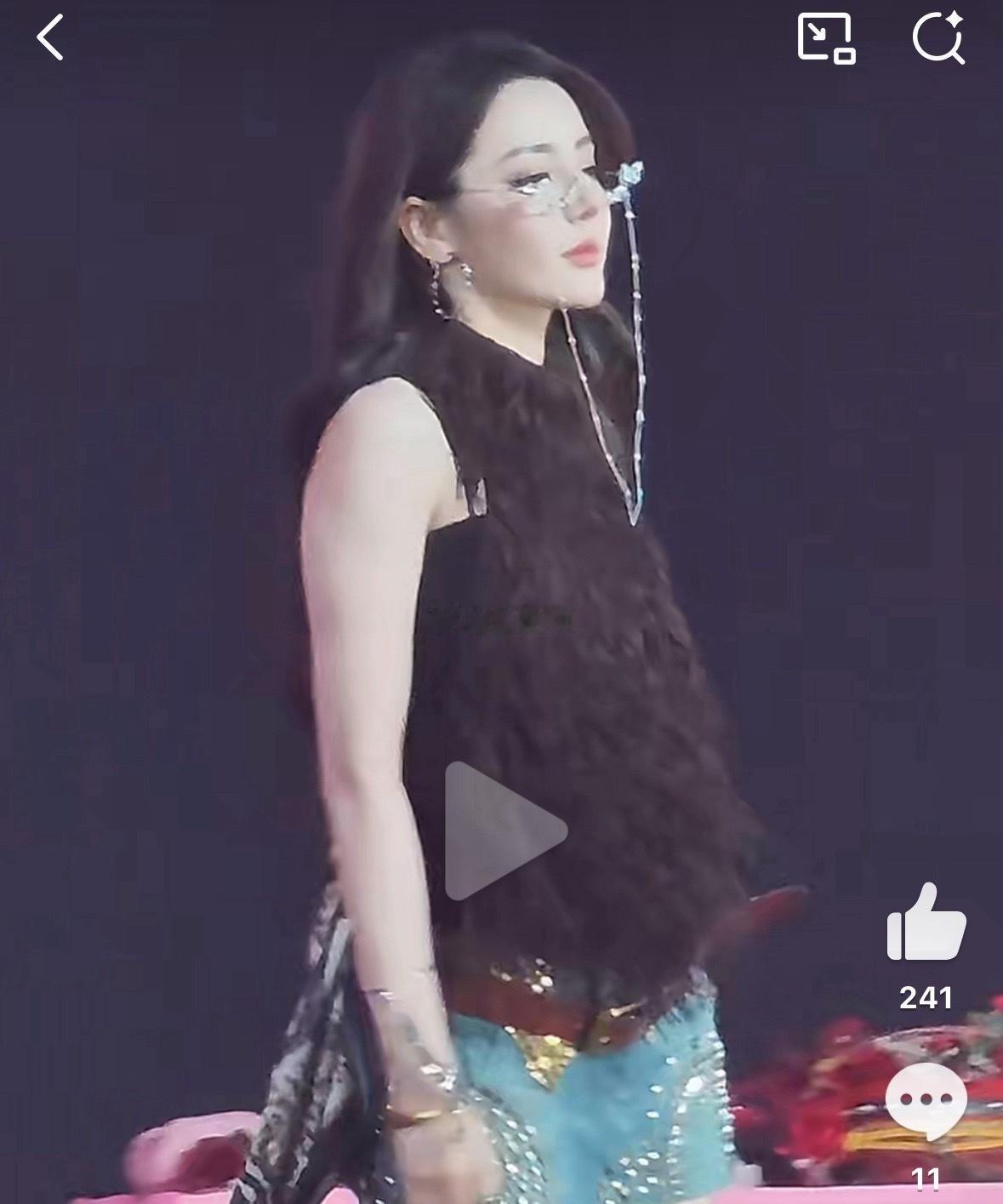 很久没看到这种眼镜造型惹 ​​​