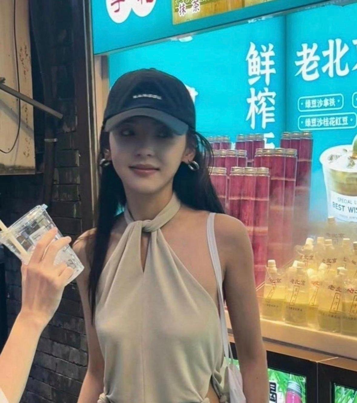 网友偶遇章若楠，直夸她私服穿搭太好看，不愧是内娱初恋女神！ ​​​