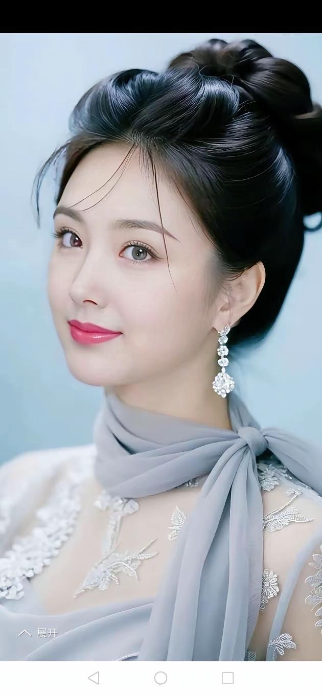 优雅的新娘造型，精致的妆容与华丽的头饰相得益彰，尽显高贵气质。