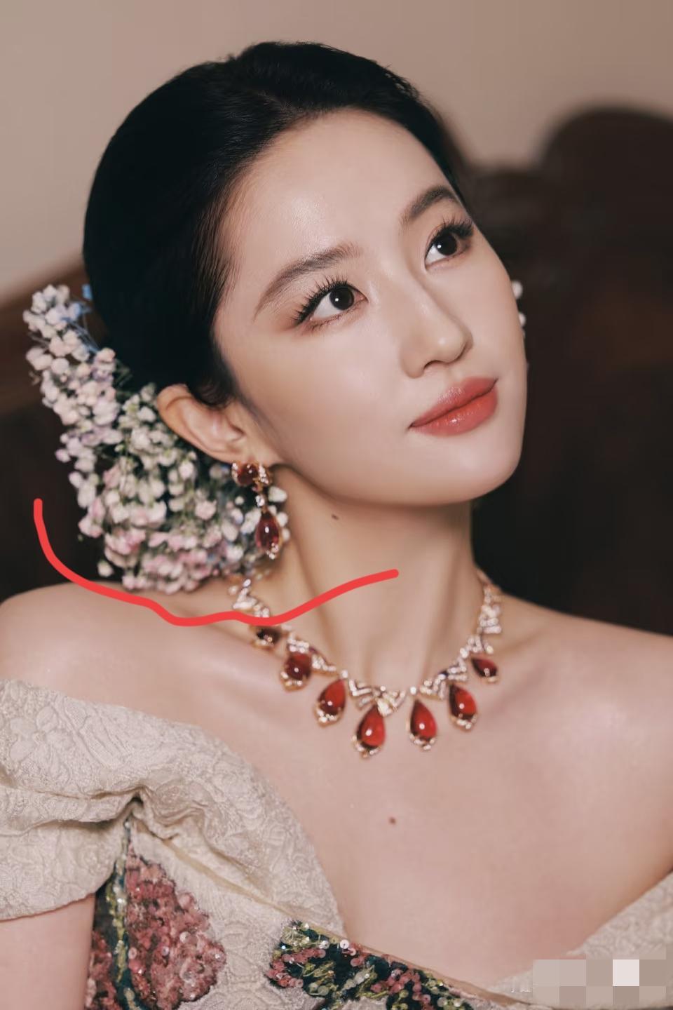 昨天走VOGUE红毯
刘亦菲一出场，
原本以为头上戴的是满钻头饰，结果
是满天星