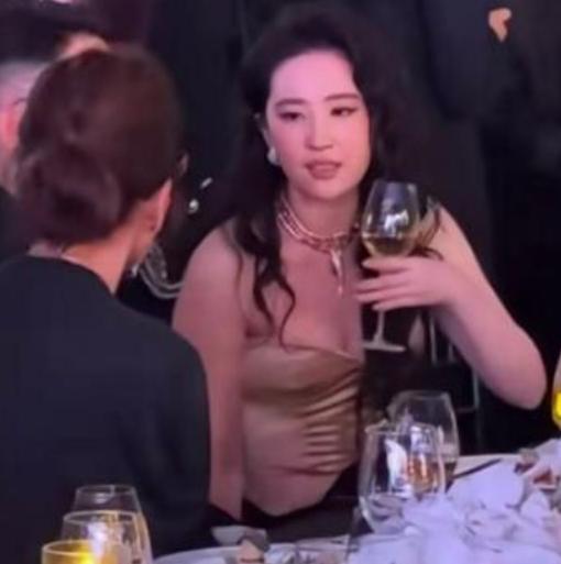 刘亦菲嘉人盛典惊艳亮相，优雅背后的故事让人动容

近日，刘亦菲在嘉人盛典上的精彩
