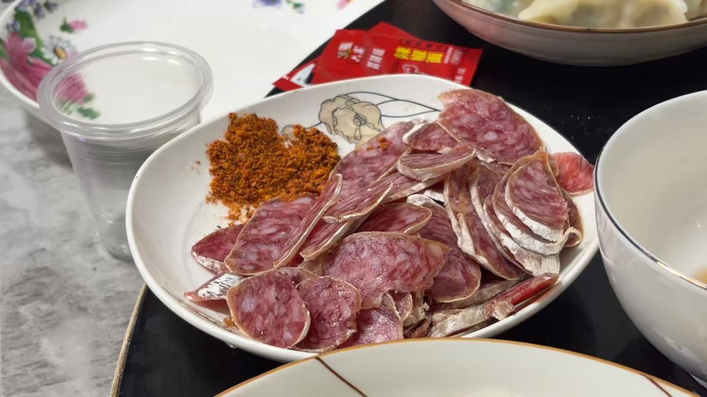 在浙江丽水买西班牙火腿真的好便宜啊百元以内图一那样的萨拉米有4大根，切着吃都吃不