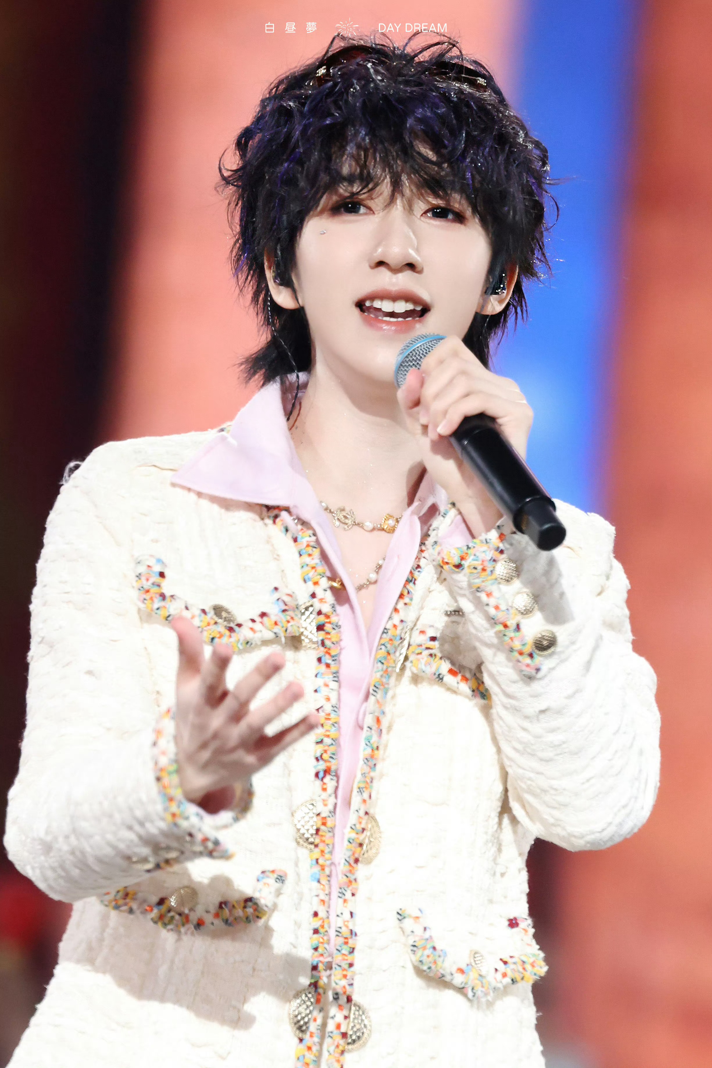 贺峻霖今日演唱会身穿香奈儿Chanel 2017 早春度假系列秀款，团内第一唯一