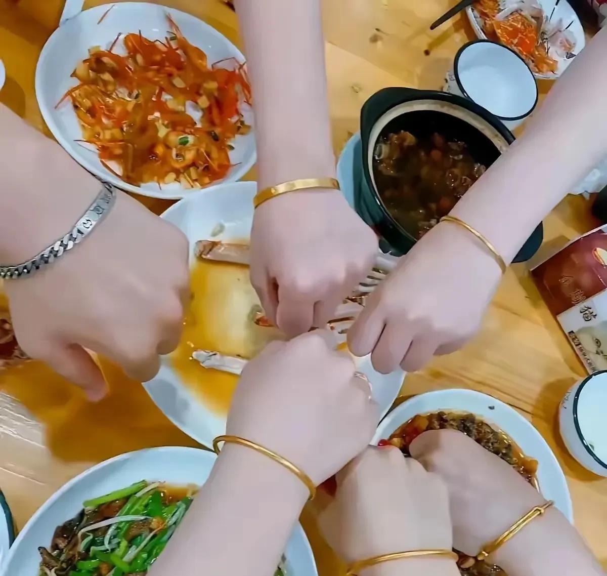 现在出去吃个饭，女性手上没有这种大金镯子。
​算不算不合群呢？
吃个饭，周围人人