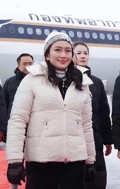 “亚冬会，我来了！”2月7日，访华的泰国女总理佩通坦头戴白帽，身穿白色羽绒服抵达