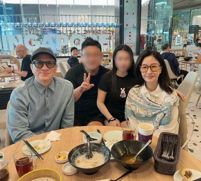 偶遇张家辉关咏荷喝早茶 有网友偶遇张家辉和太太关咏荷和早茶，两个人被人出后大方合