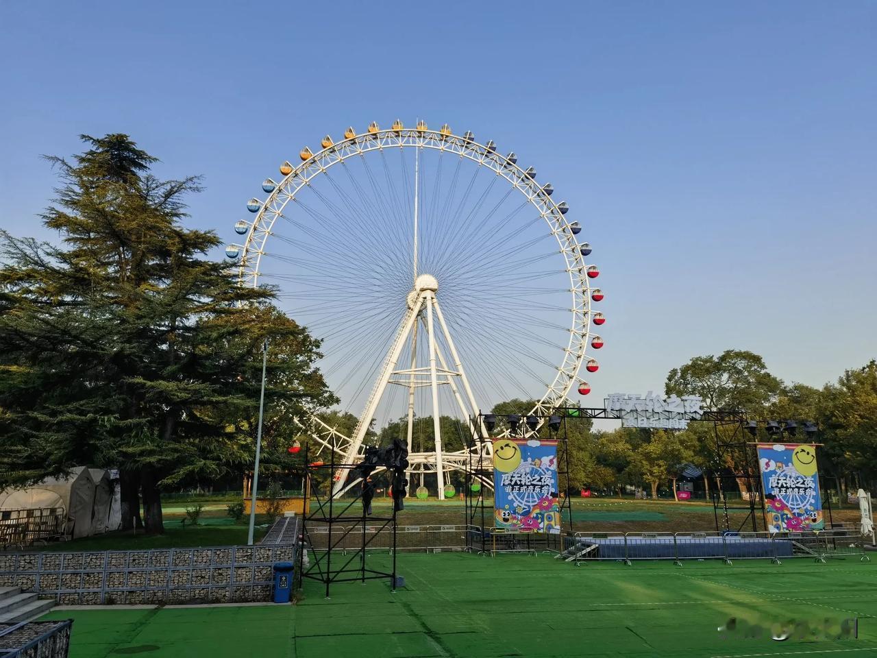 晨起散步龙潭中湖公园——龙潭中湖公园是北京最早的游乐场经过改造后的休闲公园，保留